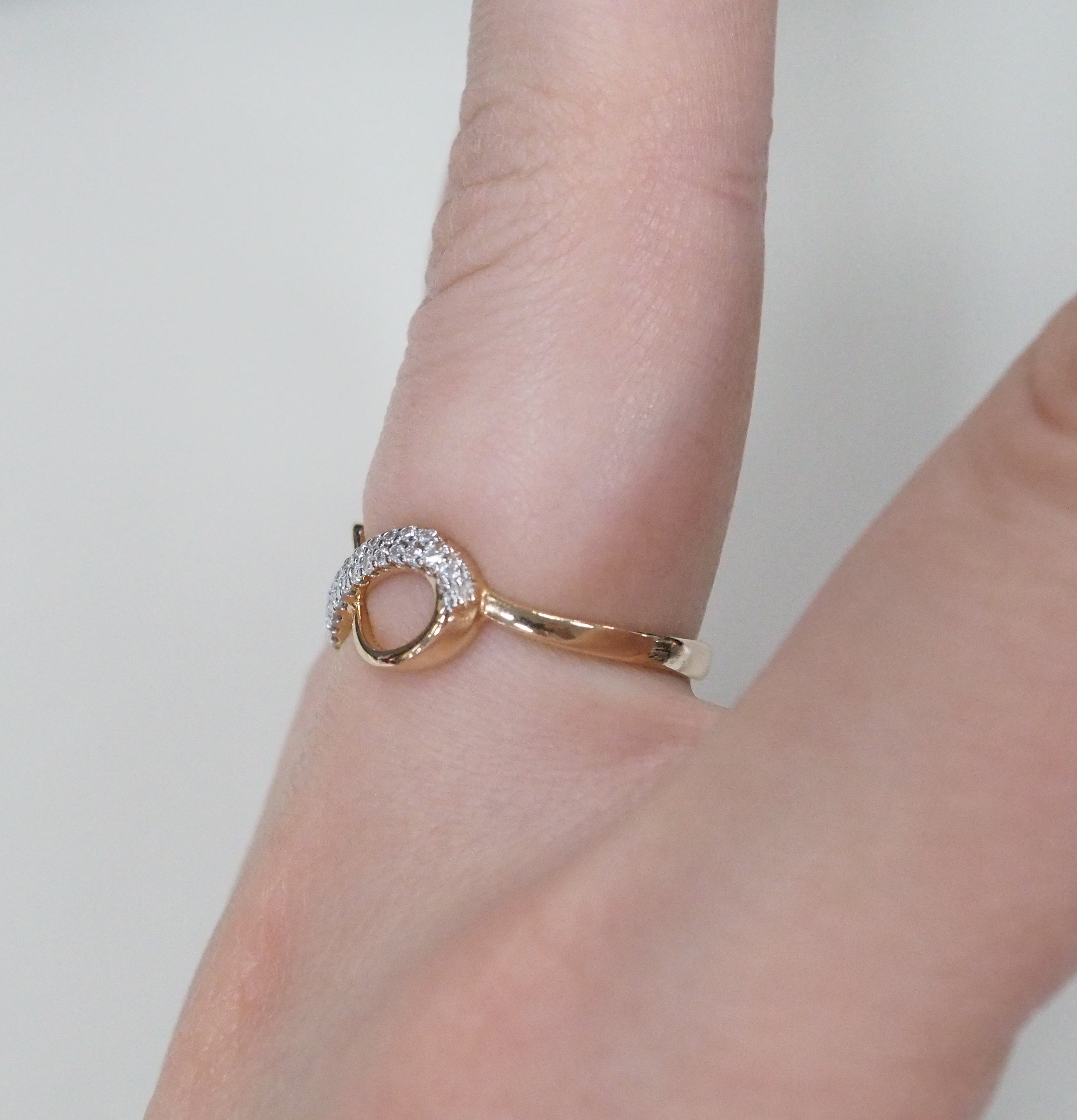 Серебряное кольцо с фианитами "Знак бесконечности"